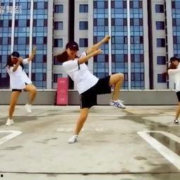 成人教练班压腿视频,跟随成人教练班视频轻松解锁腿部柔韧性  第1张