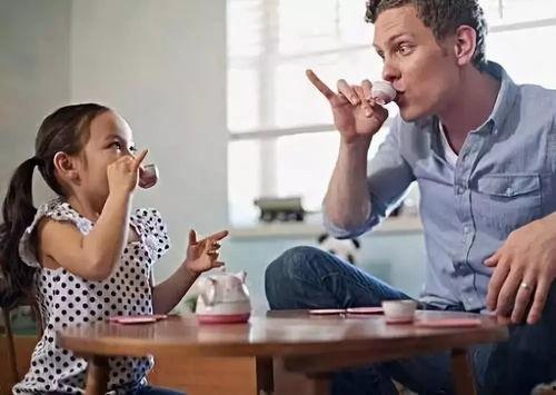 宝宝模仿成人通话视频,萌态百出引网友热议  第1张