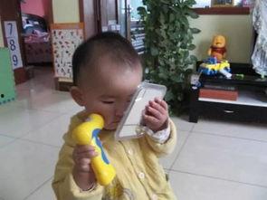 宝宝模仿成人通话视频,萌态百出引网友热议  第3张